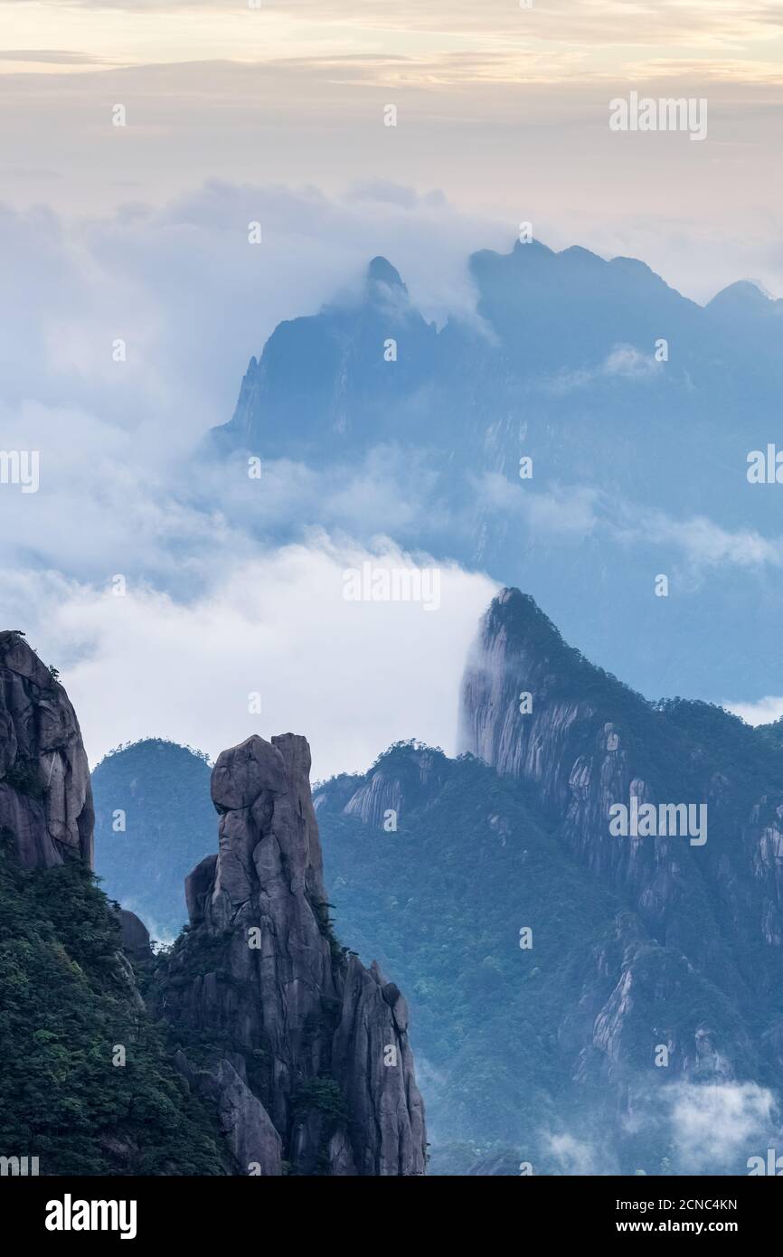 magnifique montagne de sanqing au crépuscule Banque D'Images
