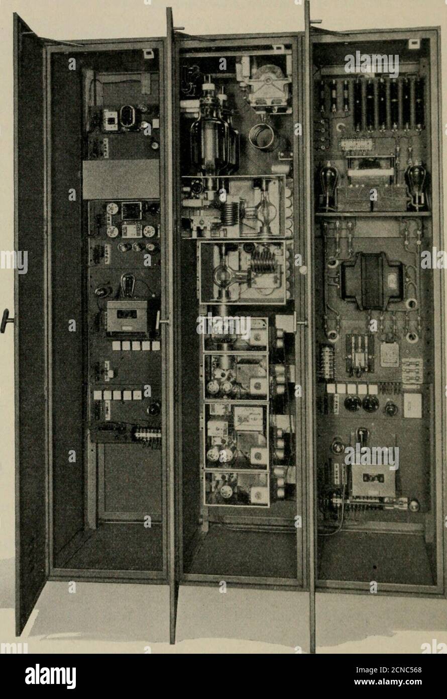 . Revue technique du système Bell . d à travers un multivibrateur à partir d'un oscillateur à quartz de 625 kc. Le filtre à basse fréquence suivant le premier modulateur est du type de construction en treillis et utilise des cristaux de quartz comme éléments ^ afin d'obtenir l'atténuation nécessaire à la fréquence porteuse et à une bande latérale tout en passant l'autre bande latérale. Ce filtre passe les fréquences de 125.1 kc. À 130 kc. La bande latérale indésirable est supprimée de 40 à 60 db et ^ pour plus d'informations sur la construction de tels filtres, voir l'article de W. P. Mason, Electrical Wave Filters Emploing Ouartz Crystals as Elem Banque D'Images