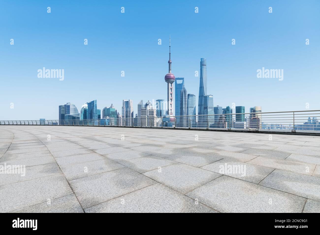 horizon de shanghai et sol vide en pierre de granit Banque D'Images