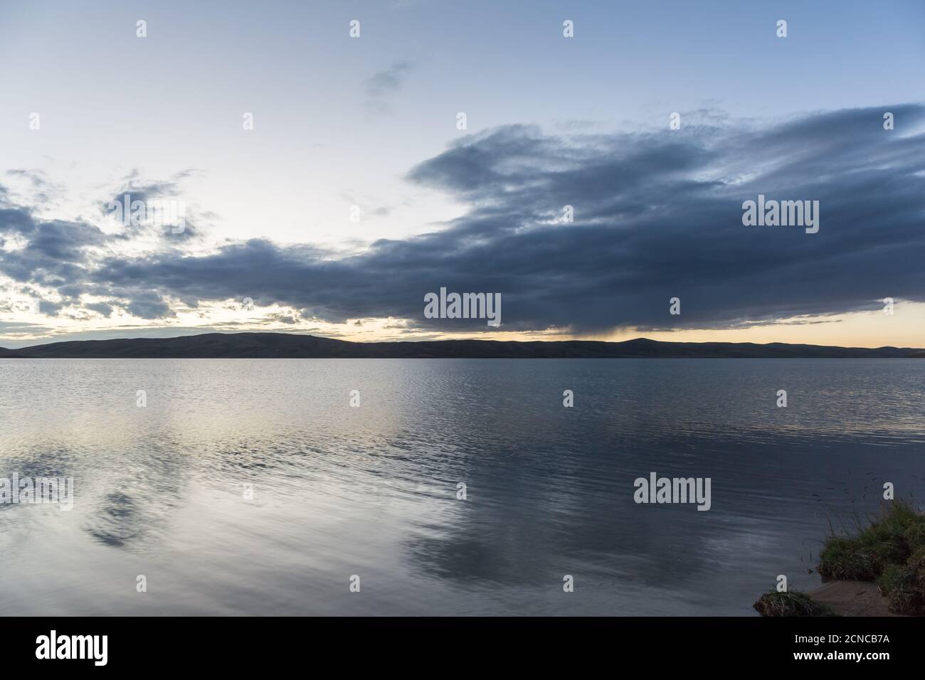 plateau paysage de lac au crépuscule Banque D'Images