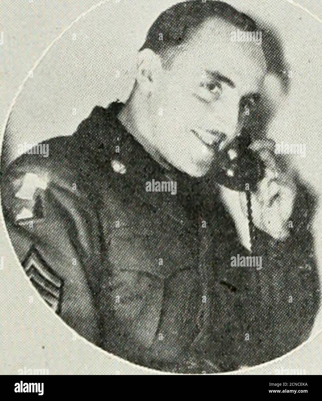 . Magazine téléphonique de Bell . b-lic et téléphones privés. La Suisse, entourée de combatants, a maintenu le service avec les États-Unis tout au long de la guerre, mais avec difficulté. Des improvisations étaient nécessaires pour faire les cicatrices des transitaires, et les pièces vitales, telles que les tubes à vide, étaient des vols à plusieurs reprises dans le pays viaPortugal. Les soldats ont commencé à se rendre à la visite après le jour V—E, d'abord en petits groupes, puis plus tard dans les grands groupes, dans le cadre d'un programme de congés organisés ayant un service de radio-téléphone disponible aux États. Mais l'Allemagne s'est écrasée — politiquement, économiquement et physiquement. Il n'y avait pas Banque D'Images