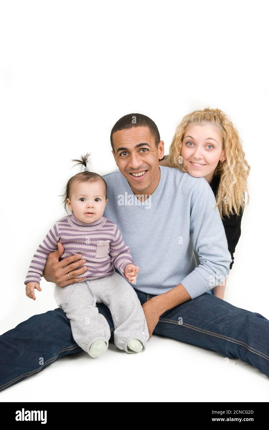 Famille multiraciale. Papa, maman et petite fille Banque D'Images