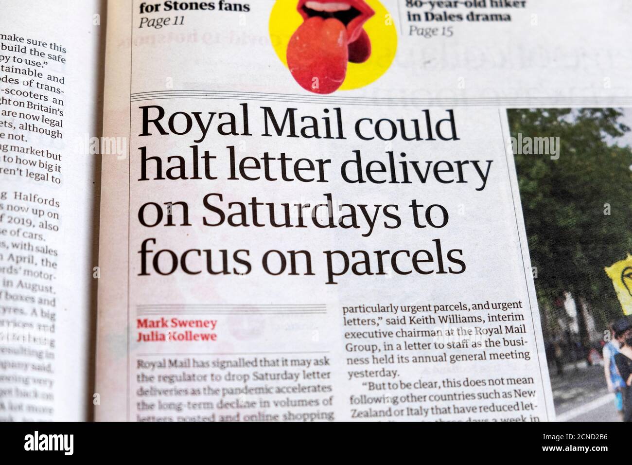Article de journal de gardien à l'intérieur de la page titre "Royal Mail pourrait s'arrêter La livraison de la lettre le samedi pour se concentrer sur les colis à Londres au Royaume-Uni Grande-Bretagne 2020 Banque D'Images