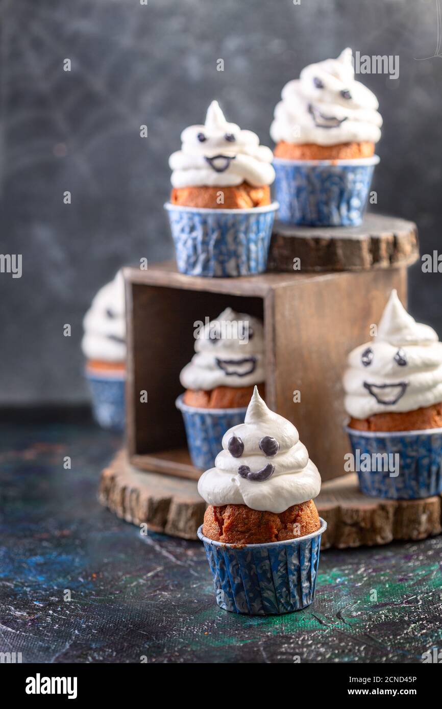 Petits gâteaux fantômes amusants. Idée de nourriture pour Halloween. Banque D'Images
