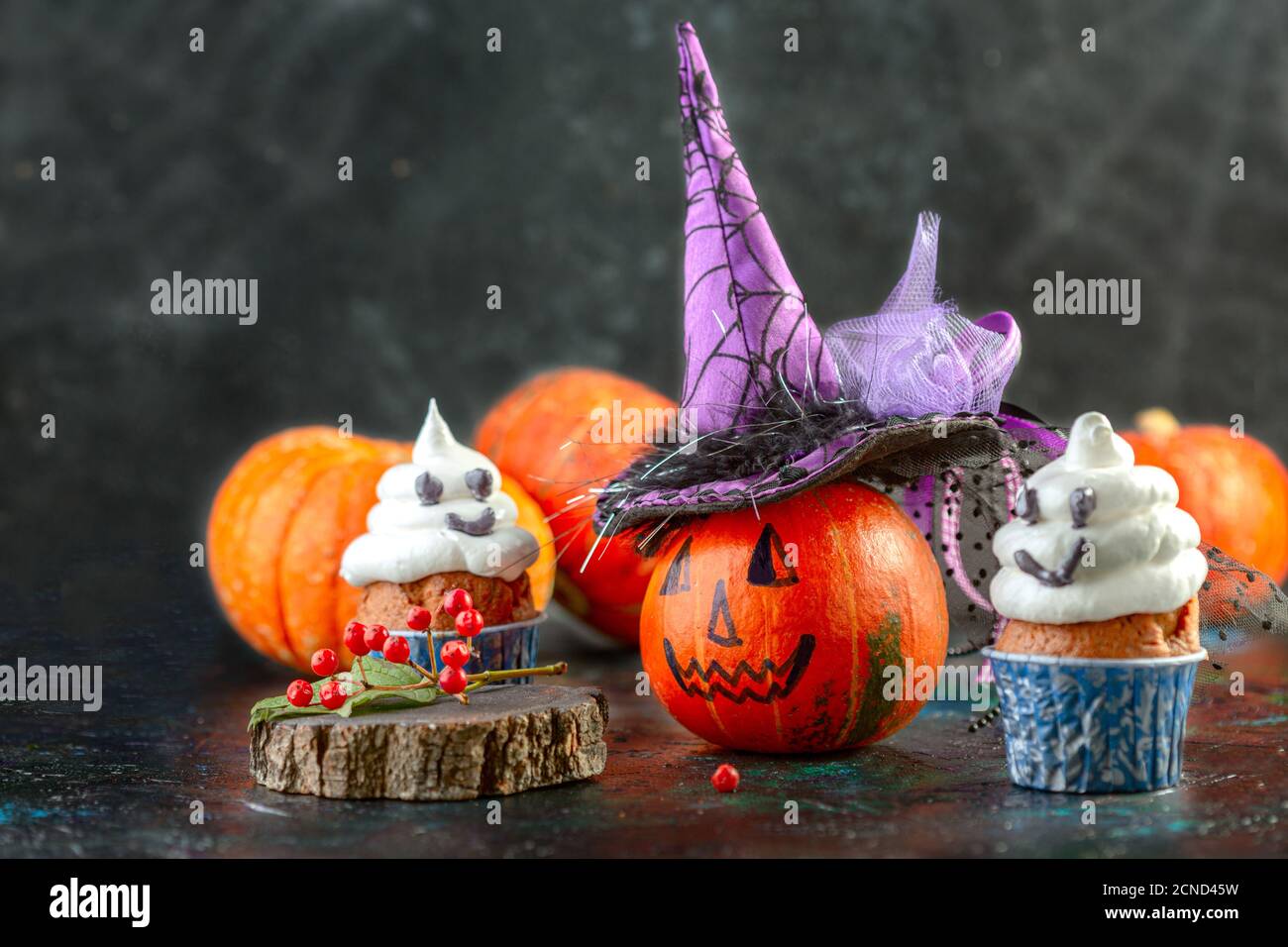 Halloween fantômes cupcakes et potiron avec un chapeau de sorcière. Banque D'Images