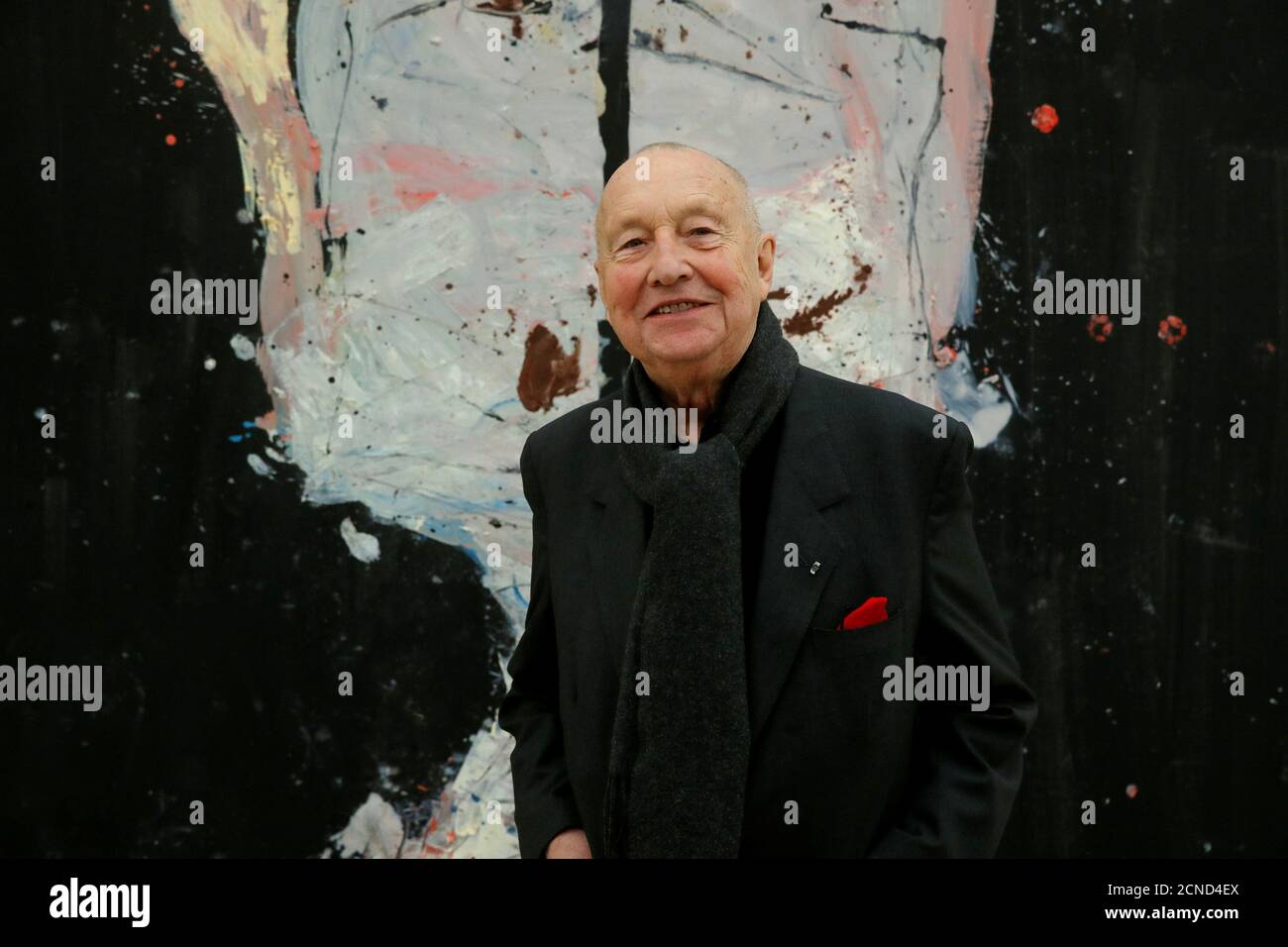 L'artiste allemand Georg Baselitz pose pour les photographes devant son  tableau 'Avignon ade, 2017' lors d'un aperçu de l'exposition 'Baselitz' à  la Fondation Beyeler à Riehen près de Bâle, Suisse le 19