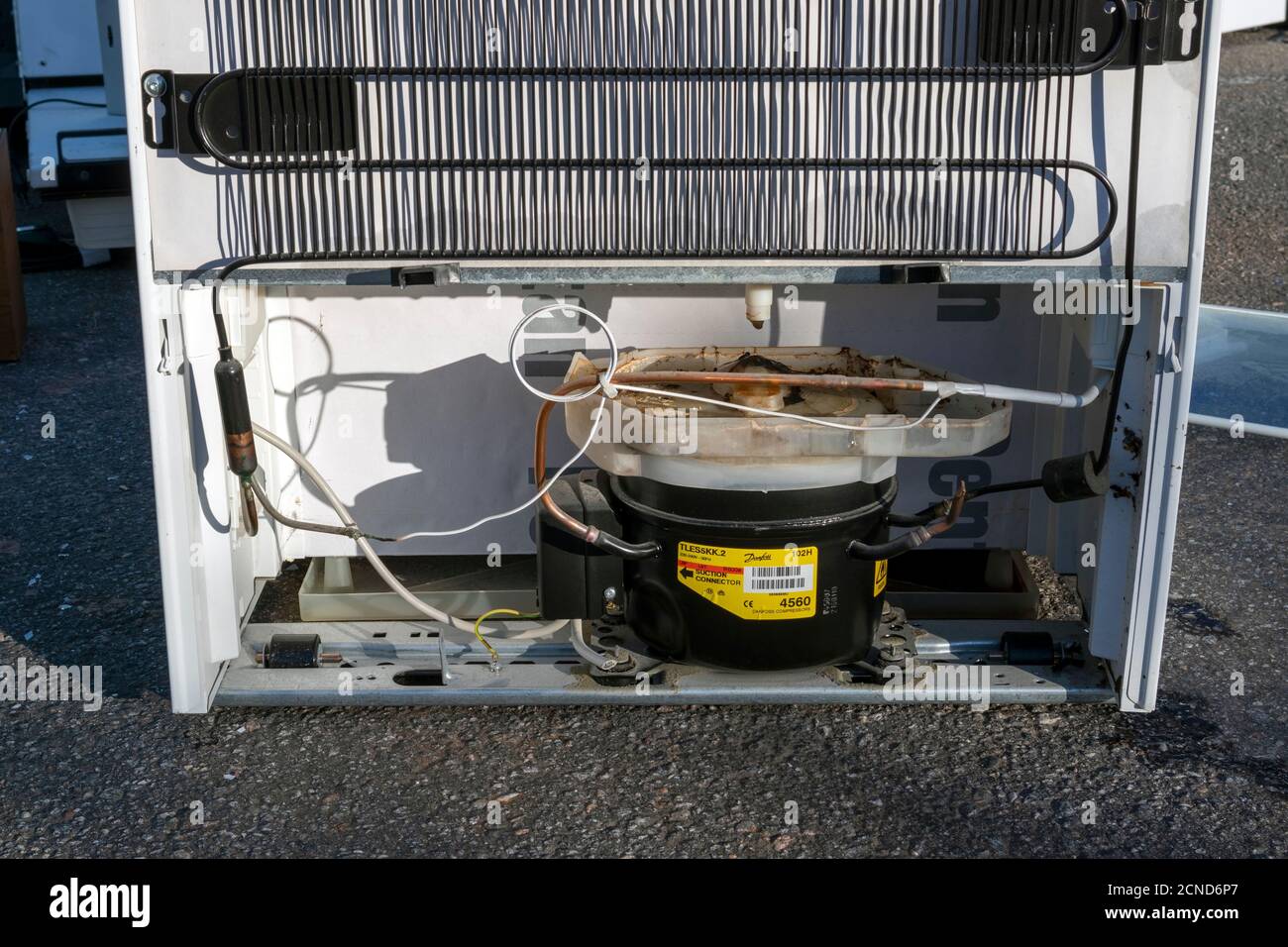arrière d'un réfrigérateur à l'extérieur Photo Stock - Alamy