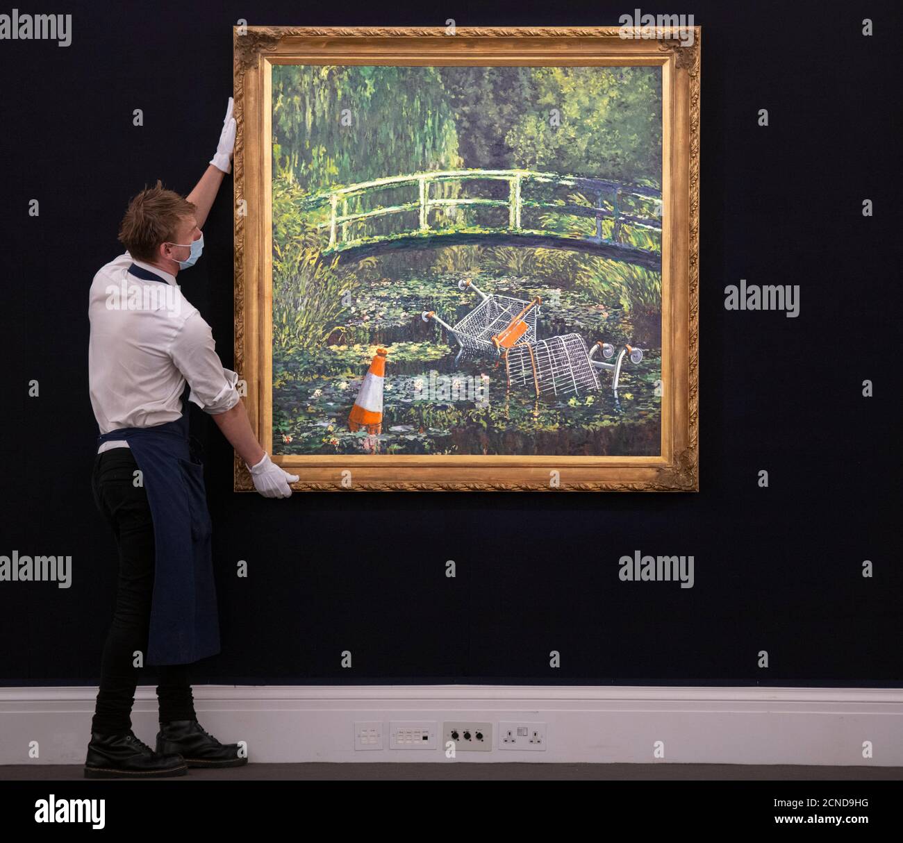 Sotheby’s, Londres, Royaume-Uni. 18 septembre 2020. Montrez-moi le Monet, la version contemporaine de Banksy sur le chef-d'œuvre des nénuphars de Monet, avec une estimation de vente aux enchères de 5 millions de livres, est dévoilé à Sotheby's New Bond Street et sera présenté dans une vente aux enchères en direct le 21 octobre. Crédit : Malcolm Park/Alay Live News. Banque D'Images