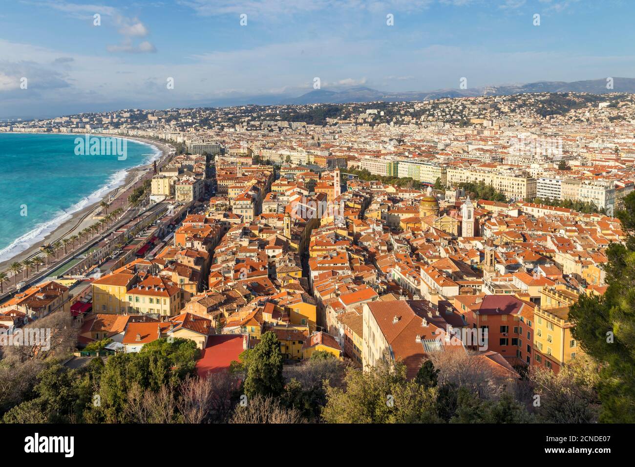 Vue depuis la colline du château jusqu'à la vieille ville de Nice, les Alpes Maritimes, la Côte d'Azur, la Côte d'Azur, la Provence, la France, la Méditerranée, l'Europe Banque D'Images