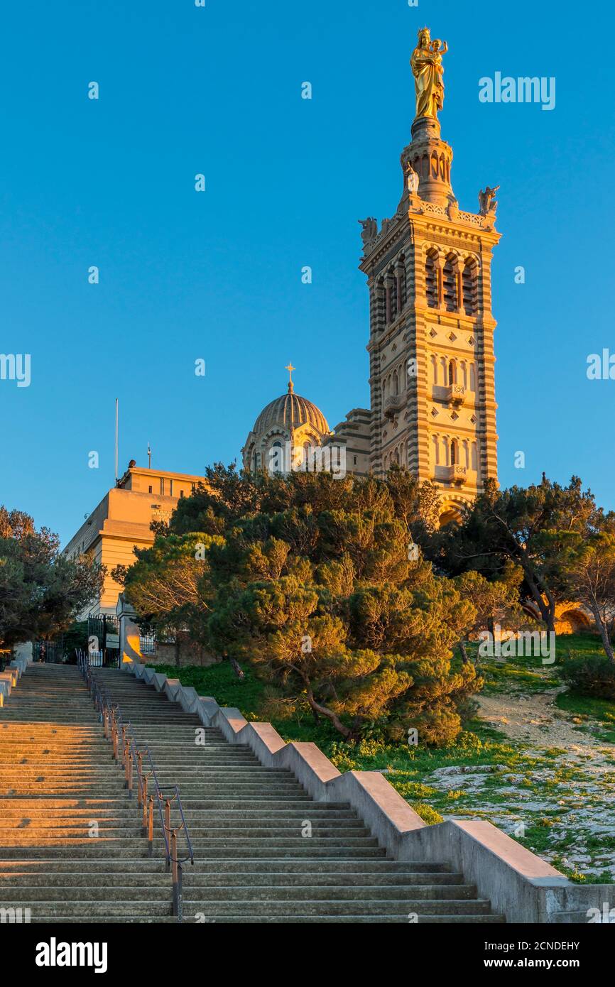 Église notre Dame de la Garde au dernier soleil, Marseille, Bouches du Rhône, Provence, France, Europe Banque D'Images