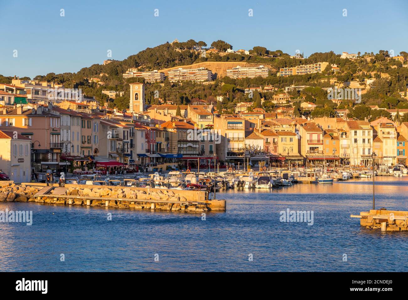Vue du port à la vieille ville, Cassis, Bouches du Rhône, Provence, France, Méditerranée, Europe Banque D'Images
