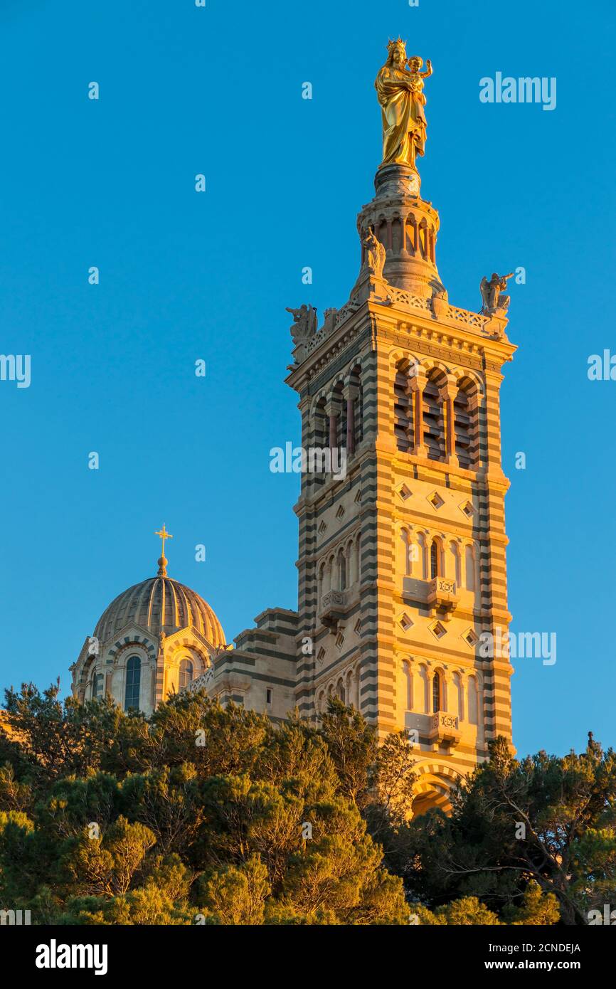 Église notre Dame de la Garde au dernier soleil, Marseille, Bouches du Rhône, Provence, France, Europe Banque D'Images