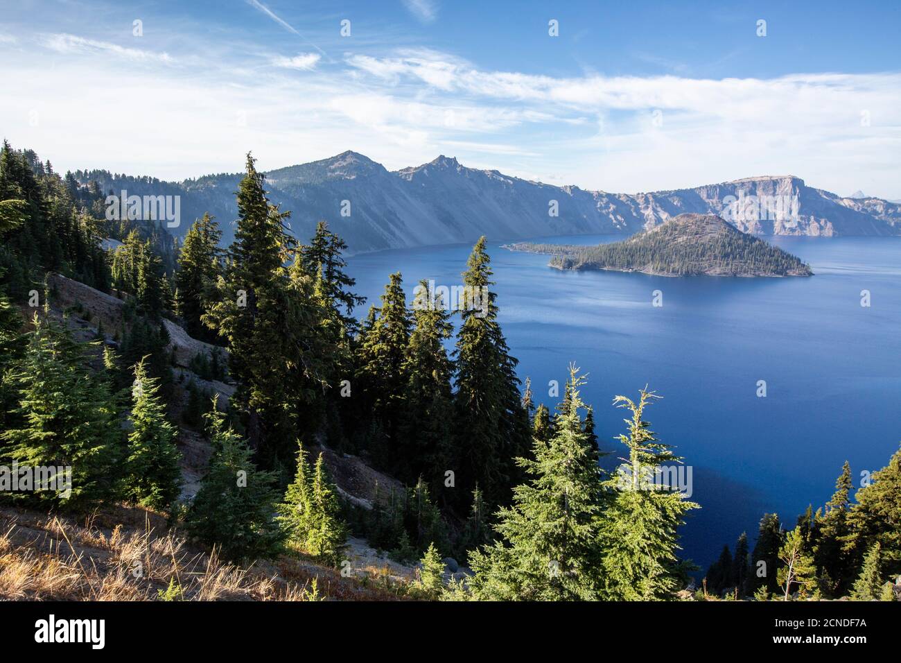 Wizard Island à Crater Lake, le lac le plus profond des États-Unis, parc national de Crater Lake, Oregon, États-Unis d'Amérique Banque D'Images