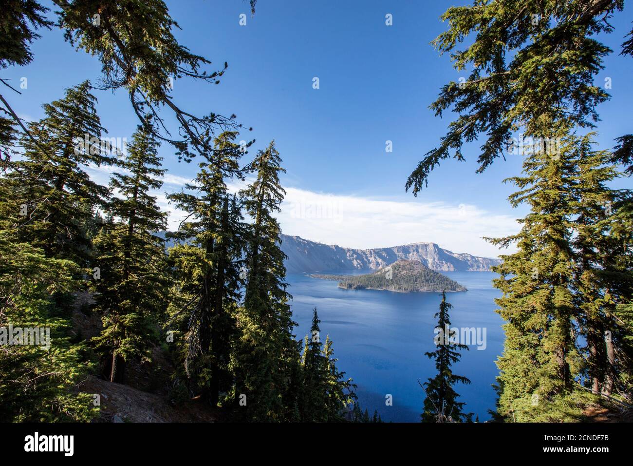 Wizard Island à Crater Lake, le lac le plus profond des États-Unis, parc national de Crater Lake, Oregon, États-Unis d'Amérique Banque D'Images