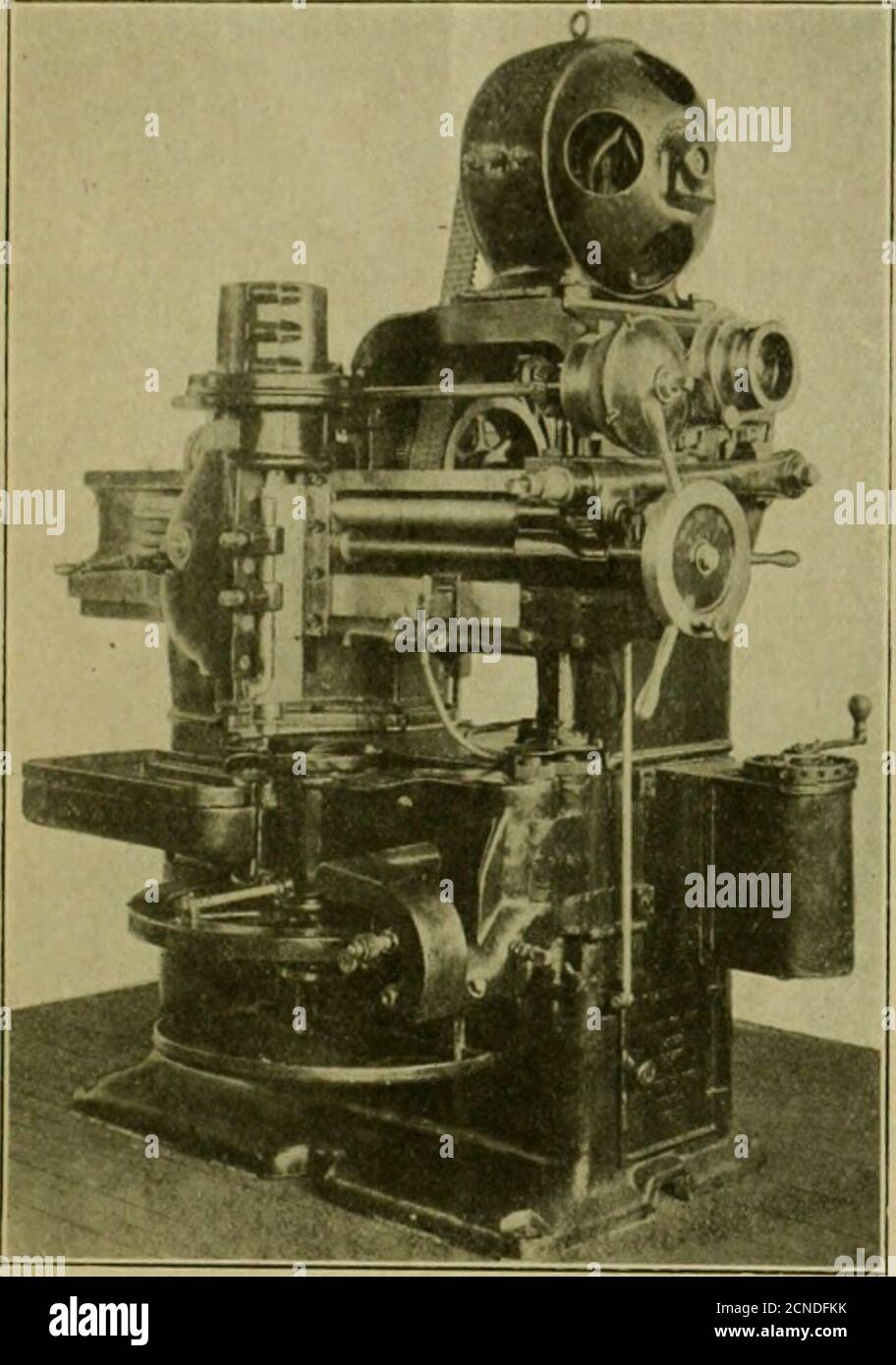 . American ENGINEER and Railroad journal . essentiellement pour involute Gear-ing, le seul type maintenant en usage commun, comme les deux alors dépendance 1sur la génération par lignes droites. Par exemple, une table de cuisson est coupée asa fil en V parfait, et le couteau Fellows est fini par beingled à rouler contre la face soigneusement truée d'un émeri Januarv.1904. AMERICAN ENGINEER AND RAILROAD JOURNAL. 38 roue avec un mouvement simulant celui d'une dent de pignon contre:i in. dent k. C'est le désir présent d'attirer une attention particulière à la thétrachine comme maintenant fourni avec un moteur individuel. Le seul travail spécial nécessaire a été le Banque D'Images