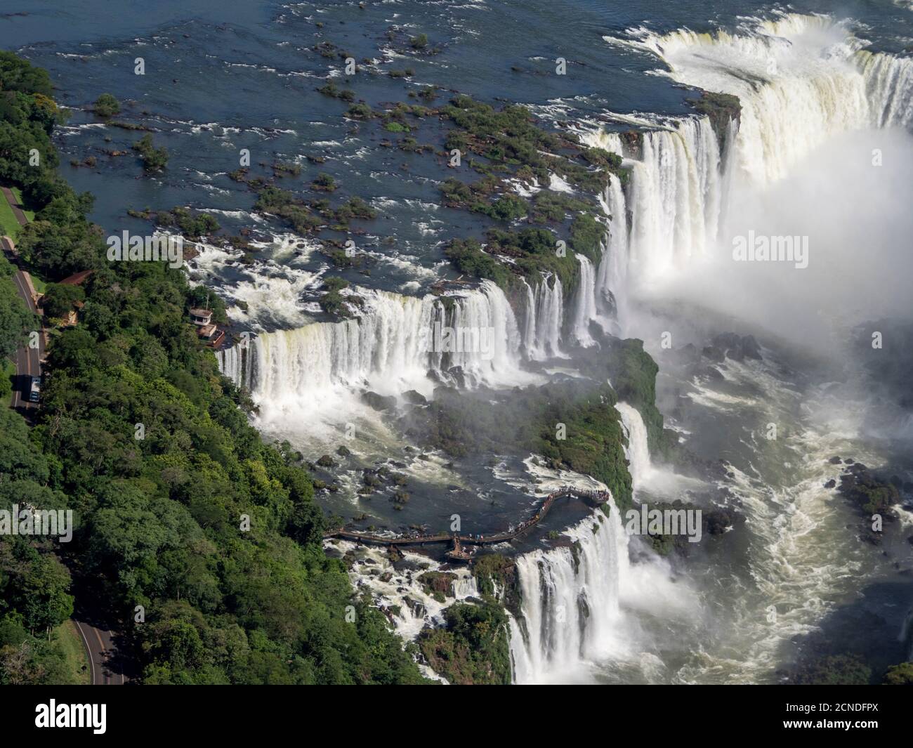 Vue aérienne en hélicoptère des chutes d'Iguaçu (Cataratas do Iguaçu), site classé au patrimoine mondial de l'UNESCO, Parana, Brésil Banque D'Images