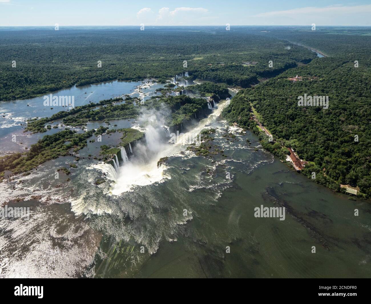 Vue aérienne en hélicoptère des chutes d'Iguaçu (Cataratas do Iguaçu), site classé au patrimoine mondial de l'UNESCO, Parana, Brésil Banque D'Images