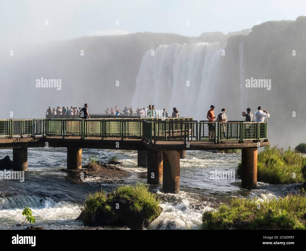 Touristes sur la plate-forme d'observation des chutes d'Iguaçu (Cataratas do Iguaçu), site classé au patrimoine mondial de l'UNESCO, du côté brésilien, Parana, Brésil Banque D'Images