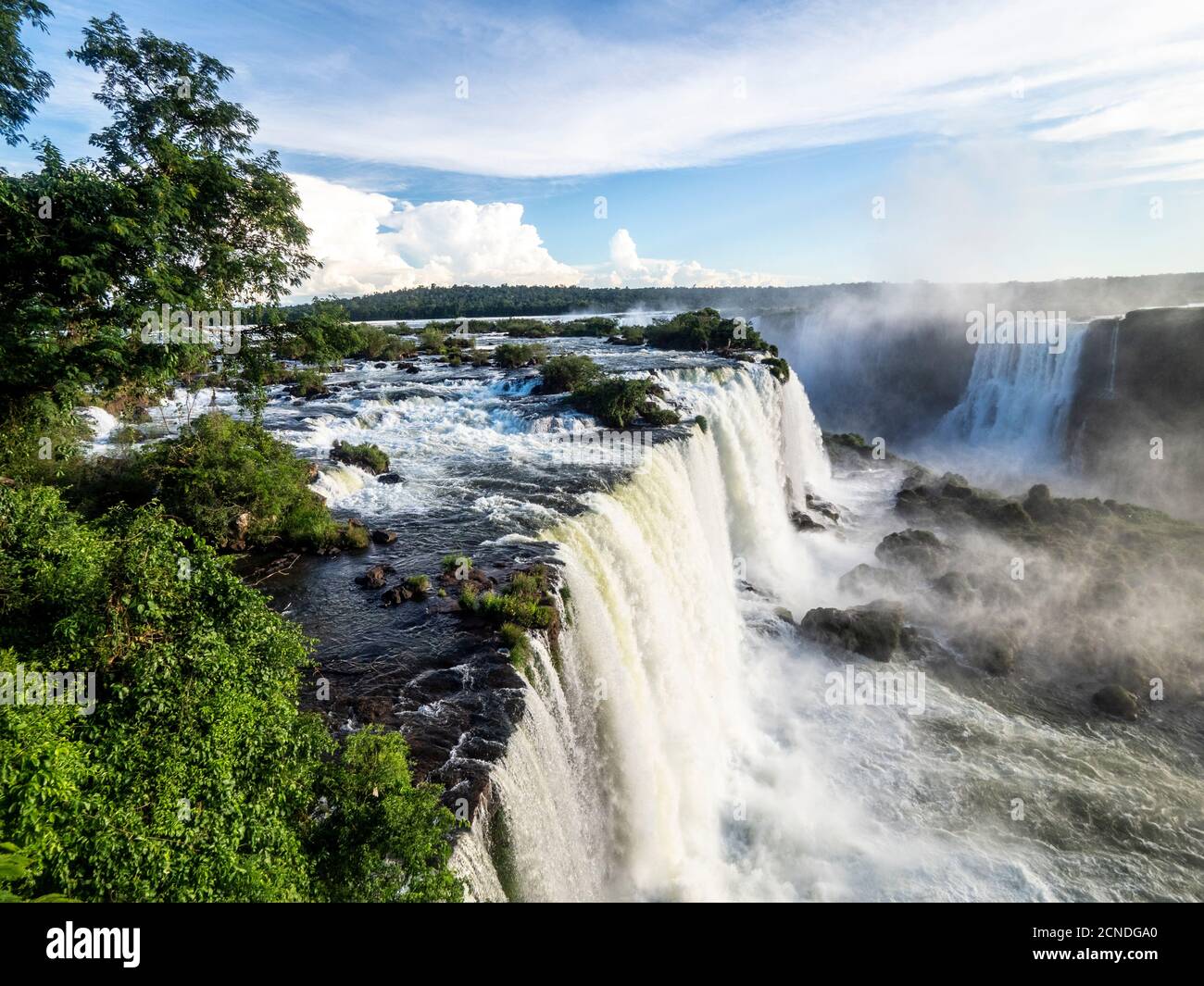 Vue sur les chutes d'Iguaçu (Cataratas do Iguaçu), site classé au patrimoine mondial de l'UNESCO, depuis le côté brésilien, Parana, Brésil Banque D'Images