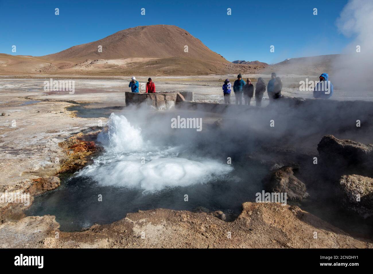 Touristes au geysers del Tatio (El Tatio), le troisième plus grand champ geyser du monde, la zone volcanique centrale andine, région d'Antofagasta, Chili Banque D'Images