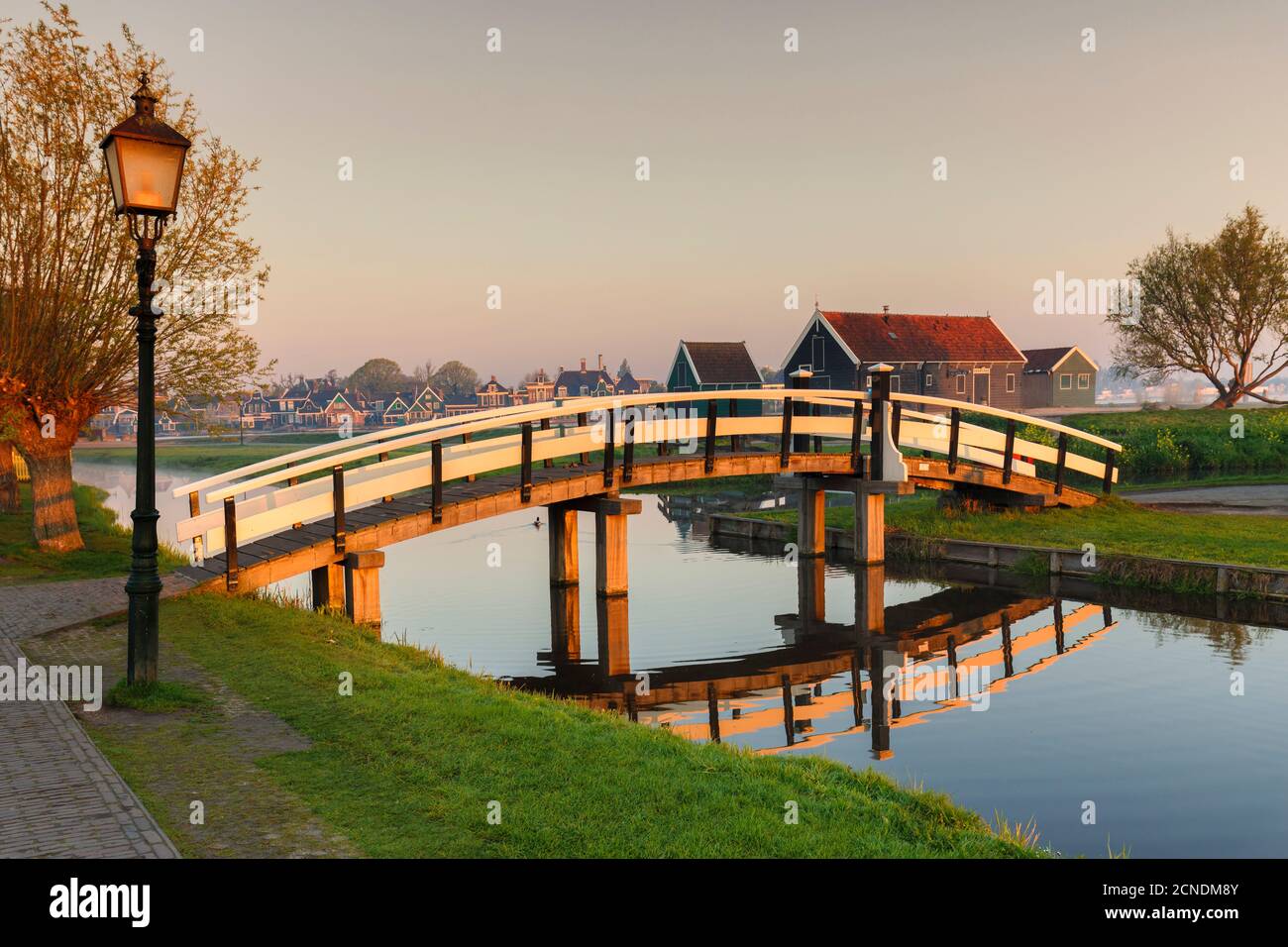 Pont en bois au-dessus de la rivière Zaan à sunrsie, musée en plein air, Zaanse Schans, Zaandam, pays-Bas, Europe Banque D'Images