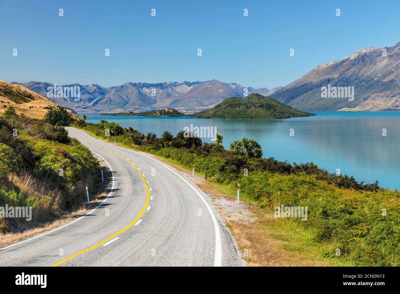 Route le long du lac Wakatipu, Queenstown, Otago, South Island, Nouvelle-Zélande, Pacifique Banque D'Images