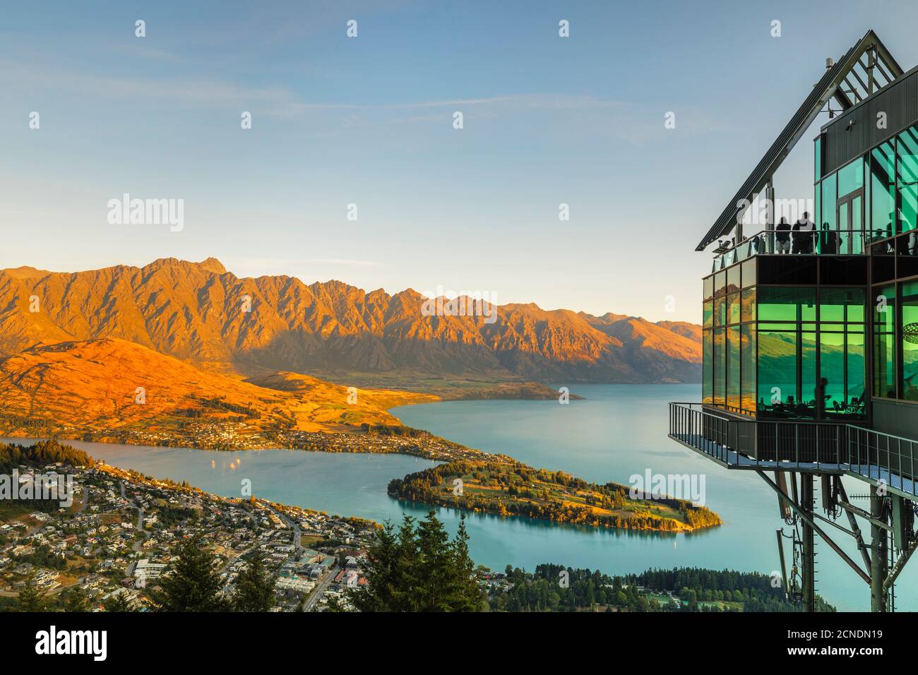 Vue sur Queenstown et le lac Wakatipu depuis le Skyline Queenstown Bar and Restaurant, Otago, South Island, Nouvelle-Zélande, Pacifique Banque D'Images