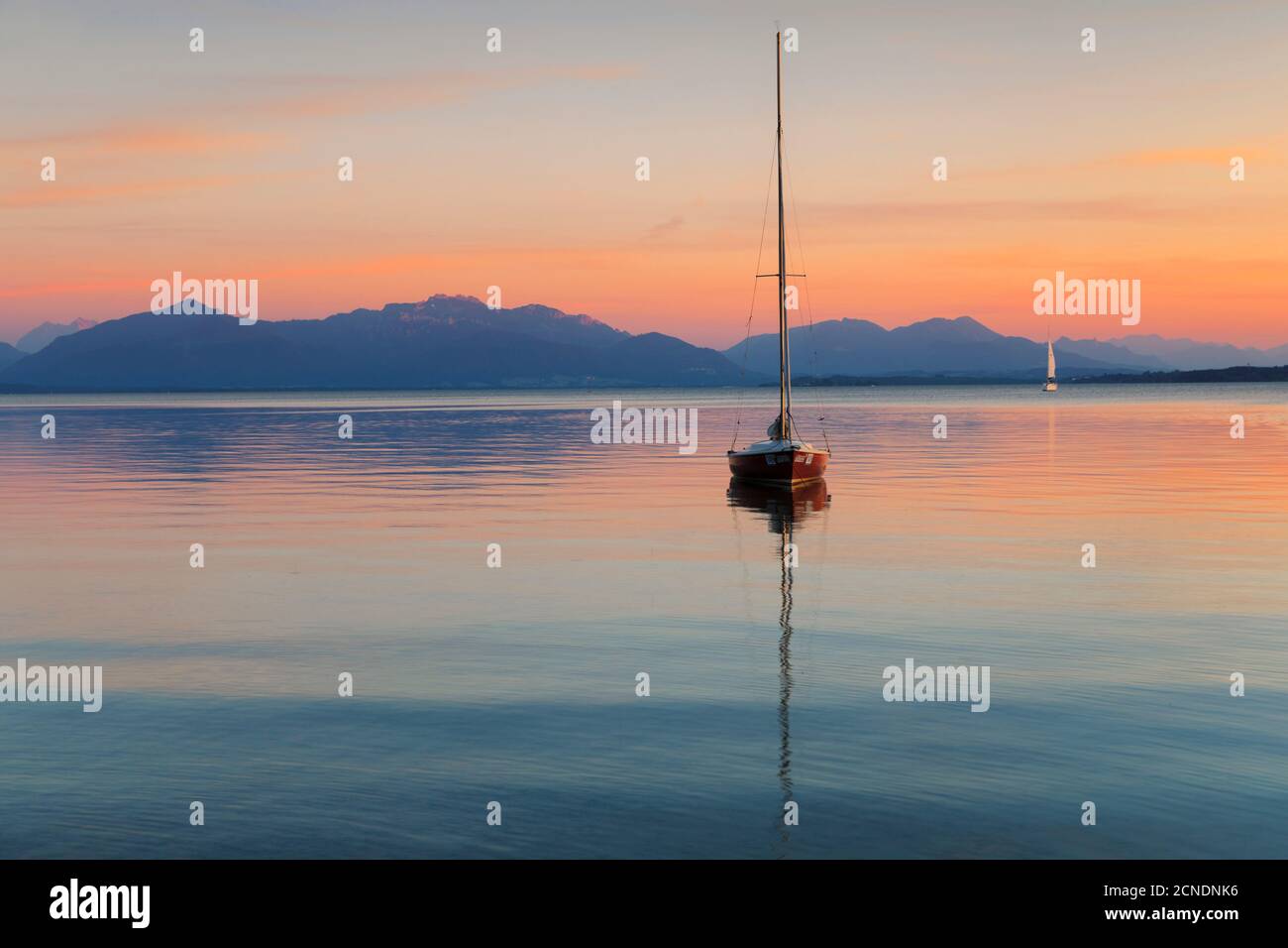 Bateau à voile au coucher du soleil, lac de Chiemsee et Alpes de Chiemgau, haute-Bavière, Allemagne, Europe Banque D'Images