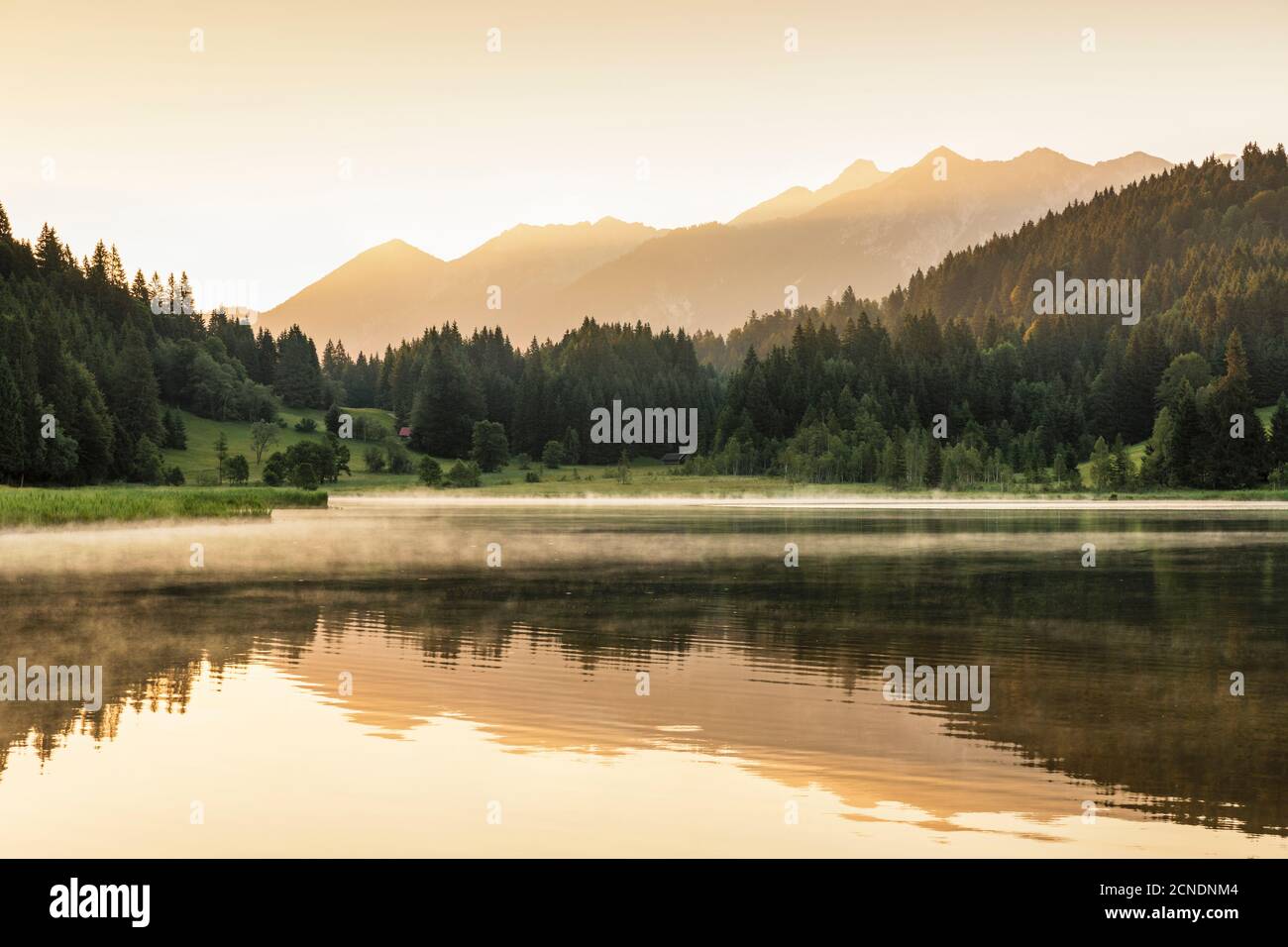 Lac de Geroldsee contre les montagnes de Karwendel au lever du soleil, Klais, Werdenfelser Land, haute-Bavière, Allemagne, Europe Banque D'Images
