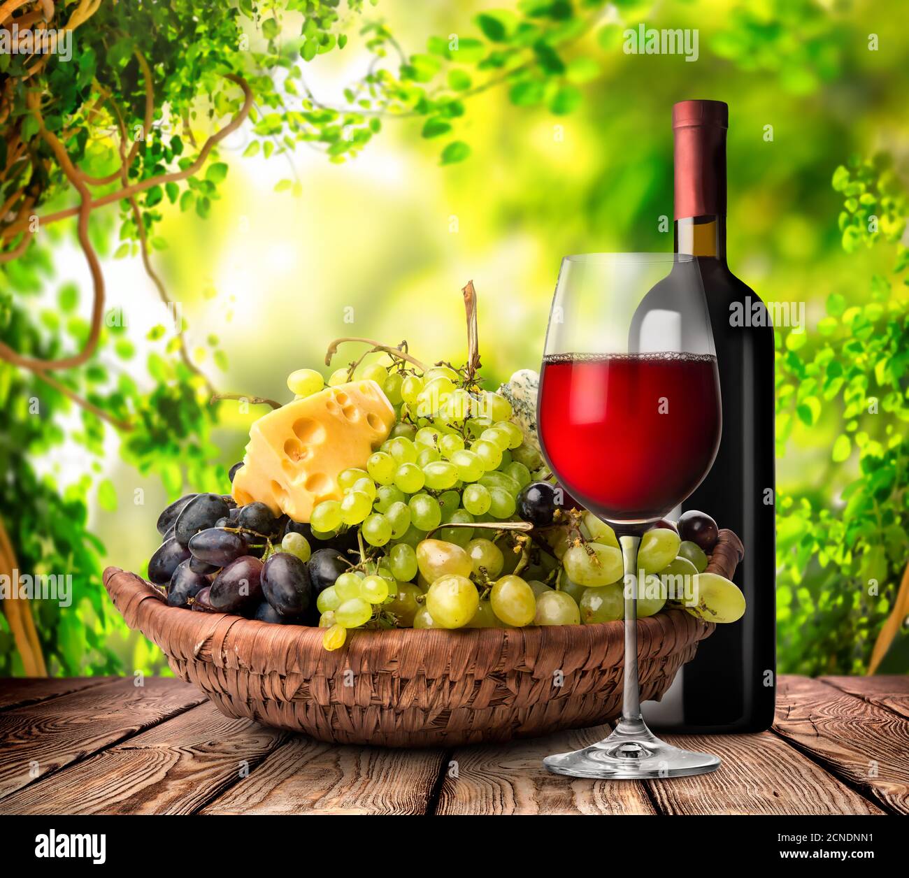 Vin rouge et raisins dans un panier Banque D'Images