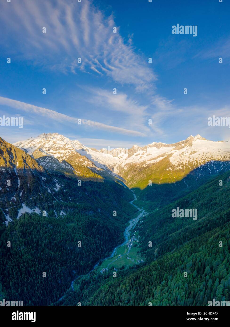 Vue panoramique aérienne de Monte Disgrazia et de la vallée de Chiareggio à l'aube, Valmalenco, province de Sondrio, Valtellina, Lombardie, Italie, Europe Banque D'Images