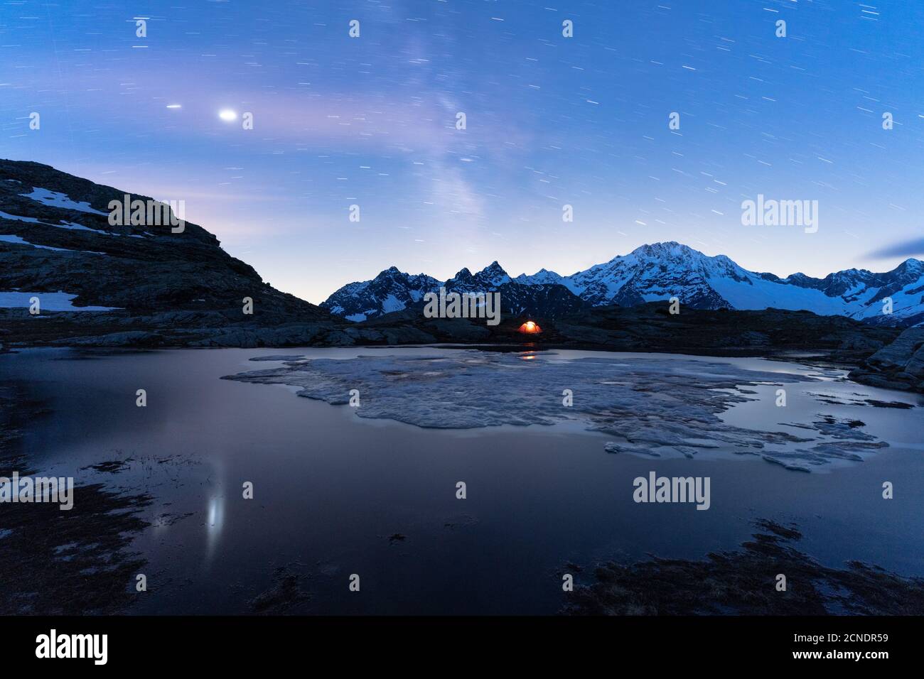 Tente sous ciel étoilé et voie lactée avec Monte Disgrazia en arrière-plan, Alpe Fora, Valmalenco, province de Sondrio, Lombardie, Italie, Europe Banque D'Images