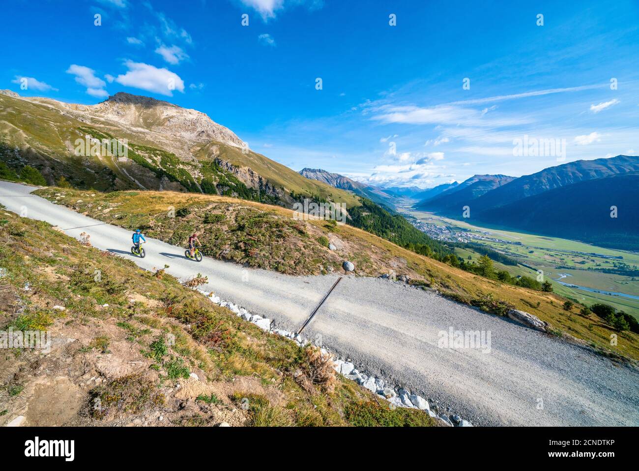 Vue en hauteur des touristes en descente sur le sentier de montagne, Celerina, Engadine, canton de Graubunden, Suisse, Europe Banque D'Images