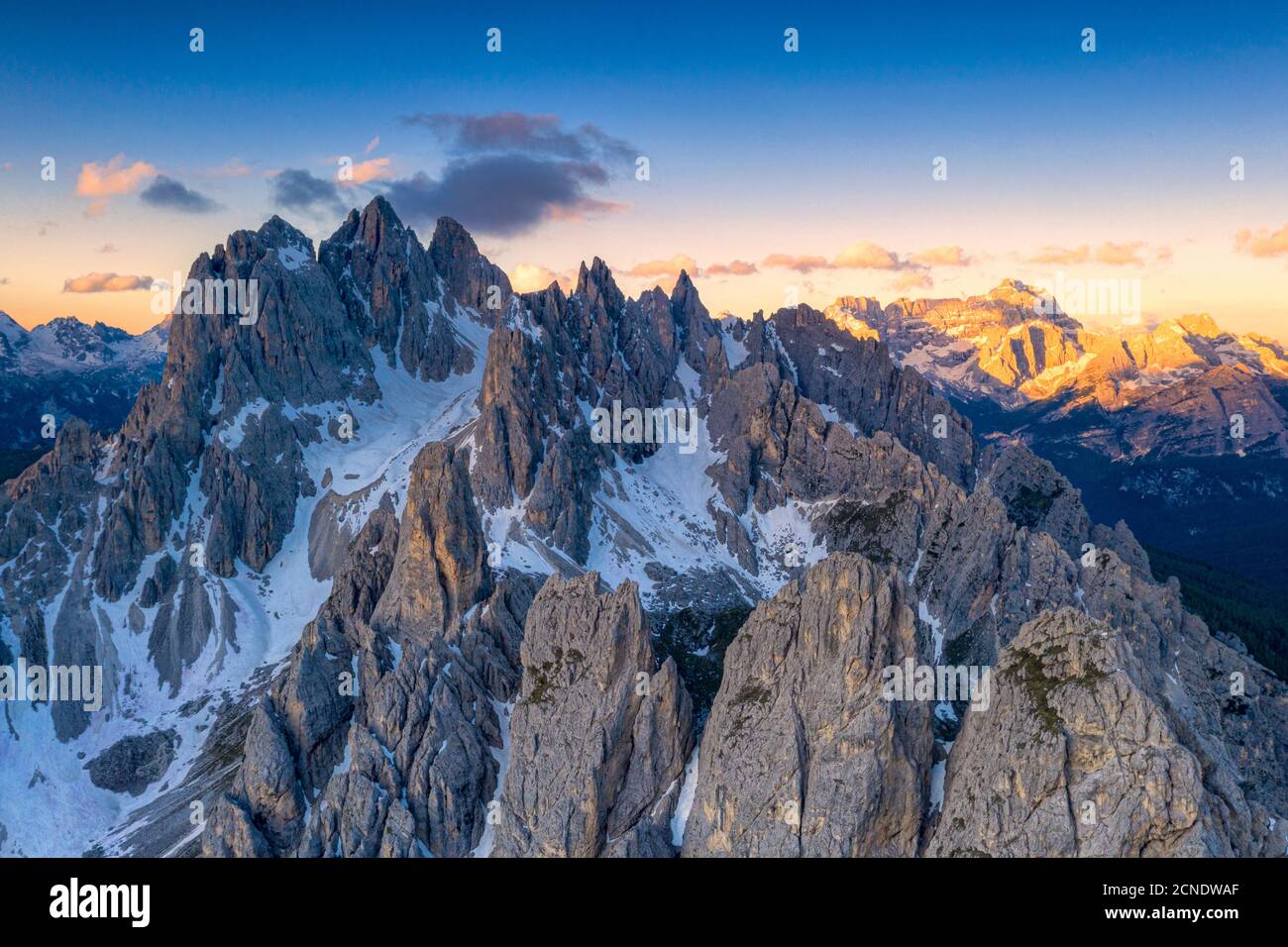 Pinnacles acérées des montagnes de Cadini di Misurina au lever du soleil, Dolomites, province de Belluno, Vénétie, Italie, Europe Banque D'Images