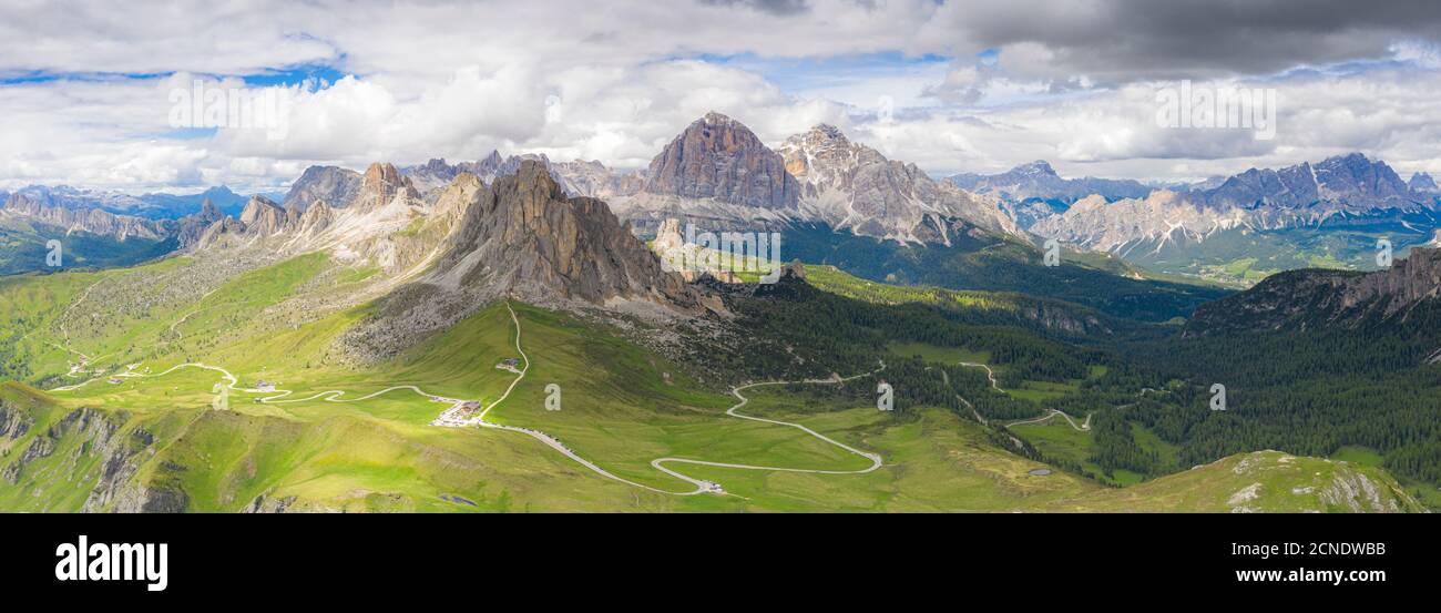 Vue panoramique aérienne du col de Giau, Ra Gusela, Nuvolau, Averau et Tofane en été, Dolomites, Vénétie, Italie, Europe Banque D'Images