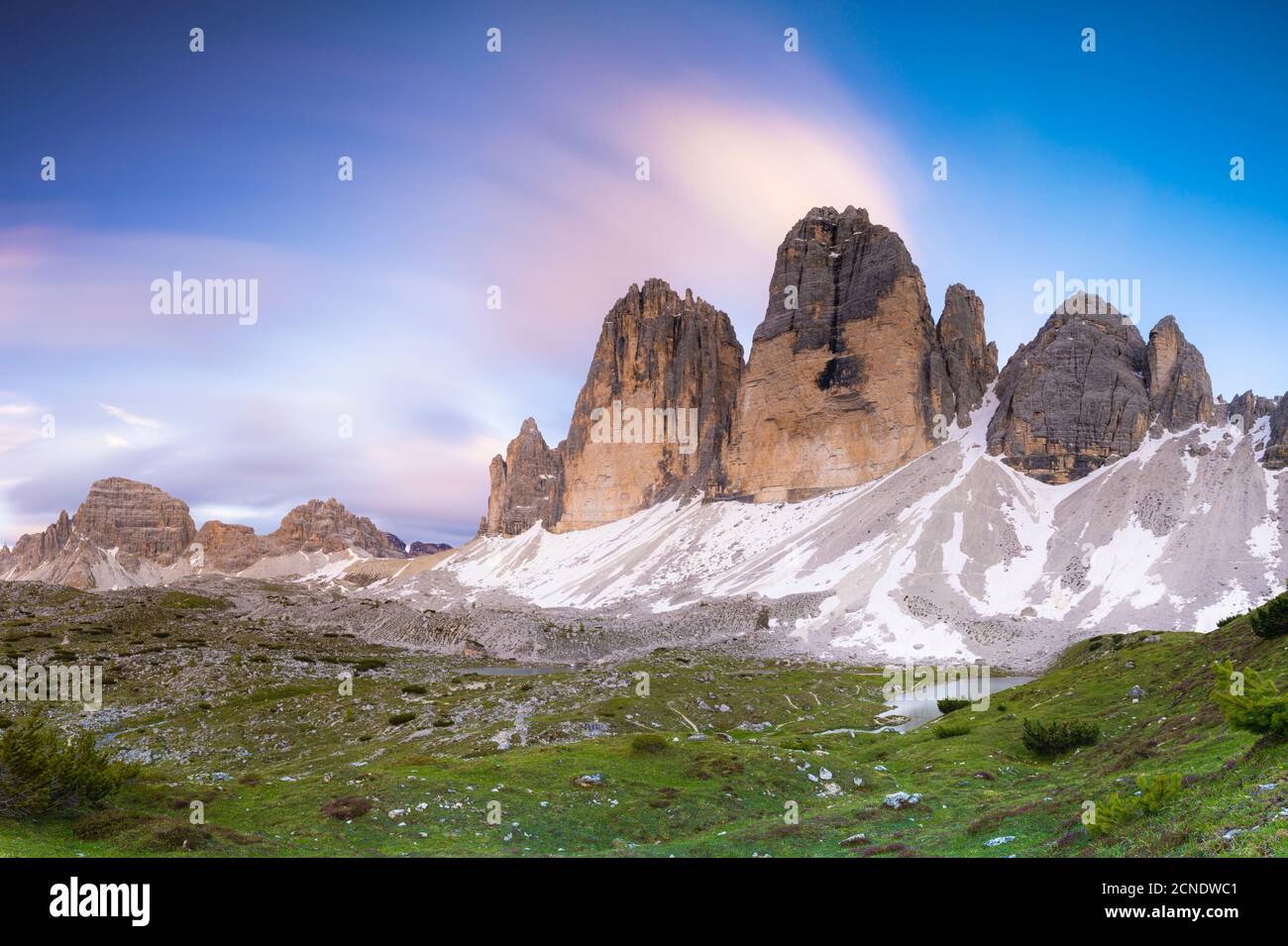 Coucher de soleil sur les lacs Tre Cime di Lavaredo, Monte Paterno et Grava Longa en été, Parc naturel Sesto Dolomites, Tyrol du Sud, Italie, Europe Banque D'Images