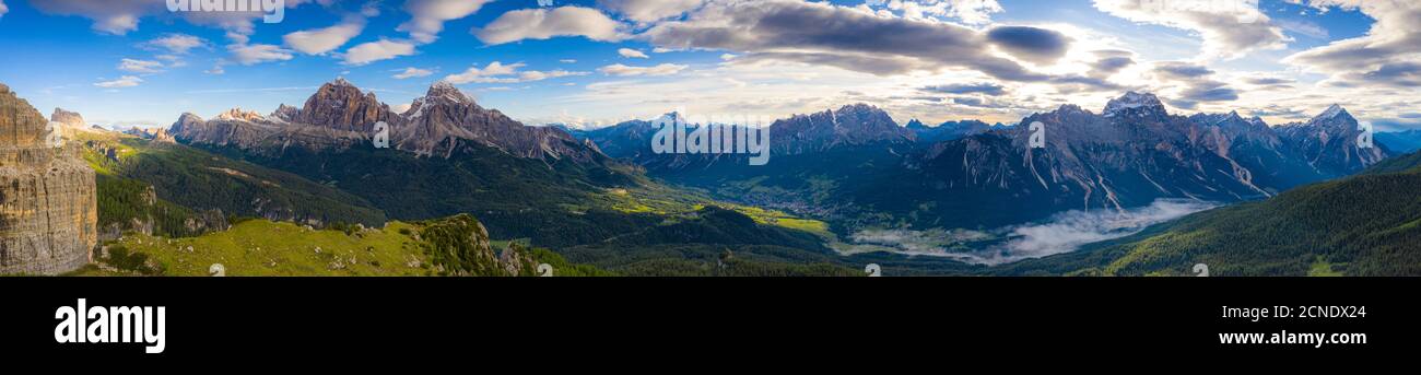 Vue panoramique aérienne de Tofane, Monte Cristallo, Sorapiss et Antelao, Dolomites d'Ampezzo, province de Belluno, Vénétie, Italie, Europe Banque D'Images