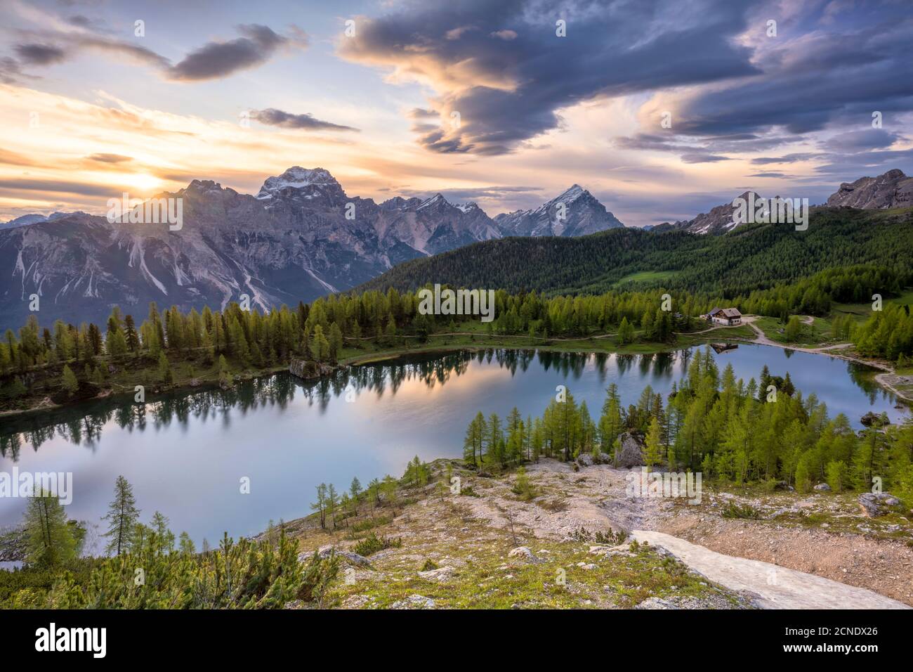 Rifugio Croda Lago et le lac Federa au coucher du soleil avec Antelao et Sorapiss en arrière-plan, Dolomites d'Ampezzo, Vénétie, Italie, Europe Banque D'Images