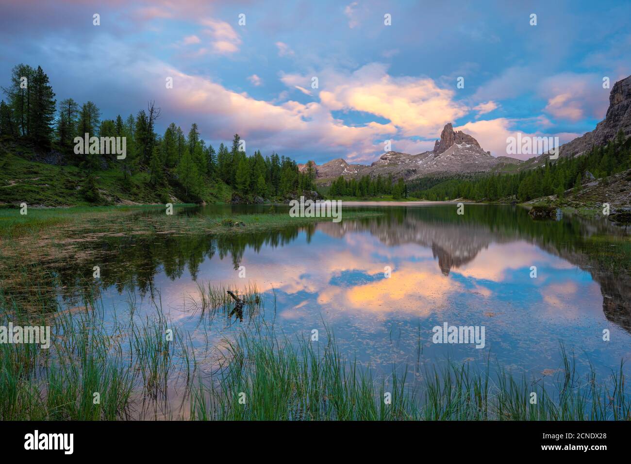 Lac alpin immaculé Federa et montagne Becco di Mezzodi illuminée par le coucher du soleil, Dolomites d'Ampezzo, province de Belluno, Vénétie, Italie, Europe Banque D'Images