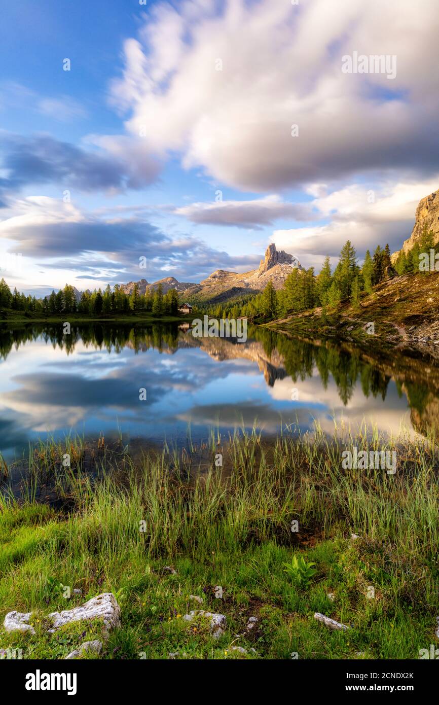 Lever de soleil au-dessus de Becco di Mezzodi et du lac alpin immaculé de Federa en été, Dolomites d'Ampezzo, province de Belluno, Vénétie, Italie, Europe Banque D'Images
