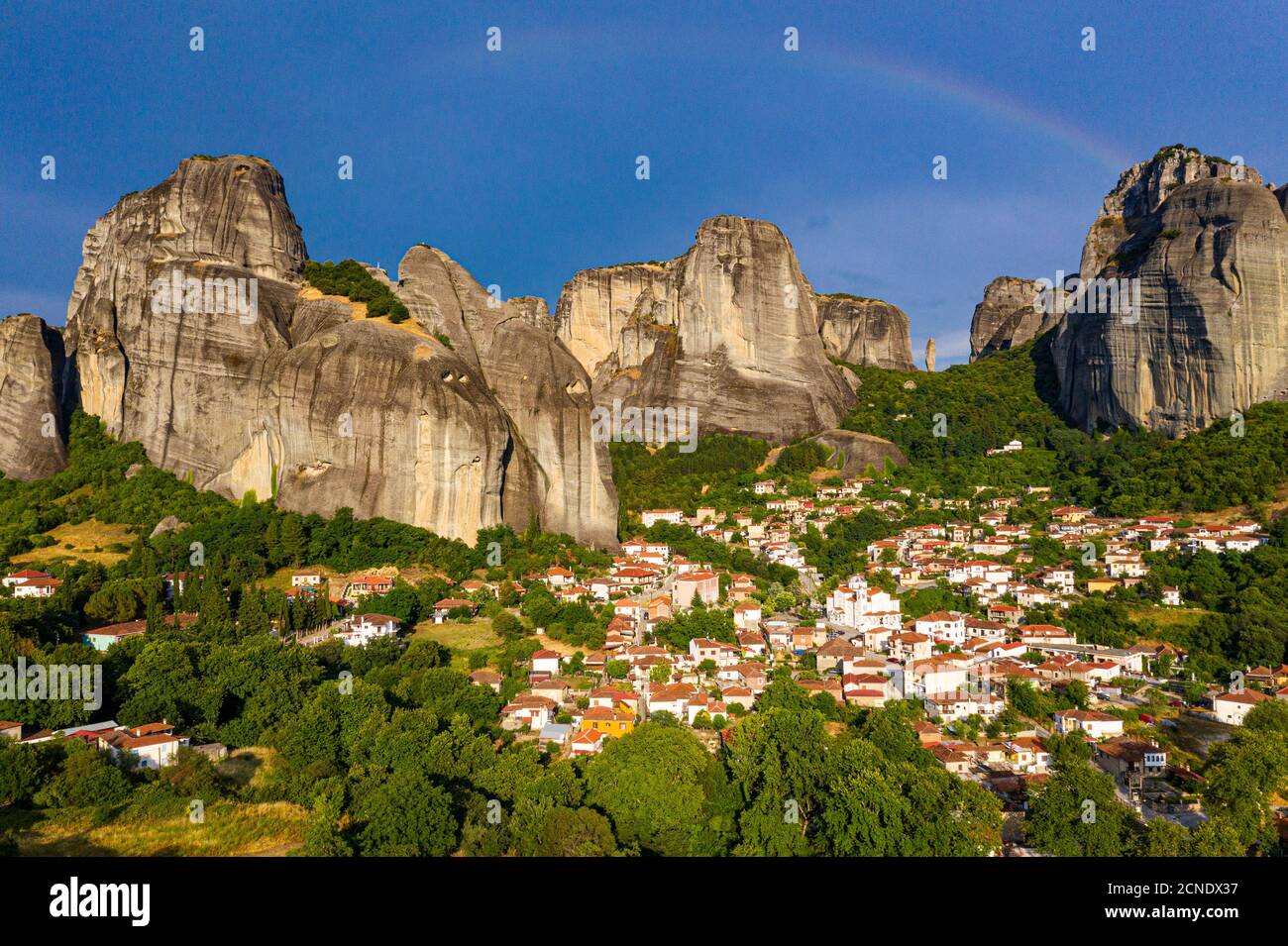 Aérienne par drone du village de Kastaki dans les rochers énormes du site du patrimoine mondial de l'UNESCO, monastères de Météores, Grèce, Europe Banque D'Images