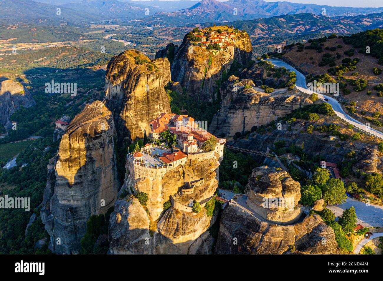 Aérien par drone du monastère Saint de Varlaam au lever du soleil, site classé au patrimoine mondial de l'UNESCO, monastères de Météores, Grèce, Europe Banque D'Images