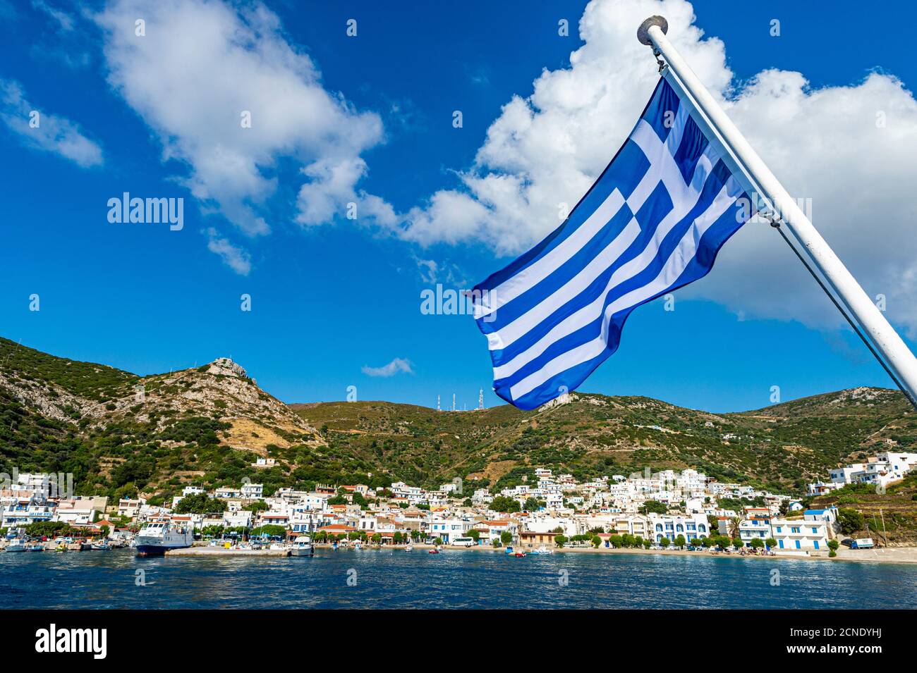 Drapeau grec dans le port de Kampi, Fourni (Fournoi), Iles grecques, Grèce, Europe Banque D'Images