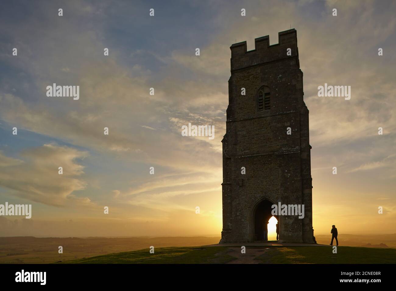 La tour Saint-Michel a été silhouettée au coucher du soleil, sur le sommet de Glastonbury Tor, Glastonbury, Somerset, Angleterre, Royaume-Uni, Europe Banque D'Images