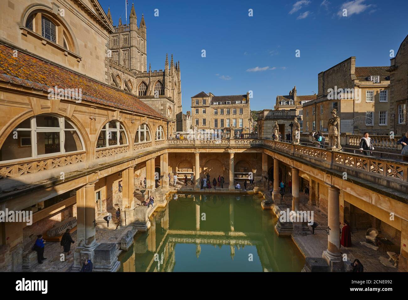 La piscine principale des bains romains, avec l'abbaye de Bath derrière, à Bath, site classé au patrimoine mondial de l'UNESCO, Somerset, Angleterre, Royaume-Uni, Europe Banque D'Images