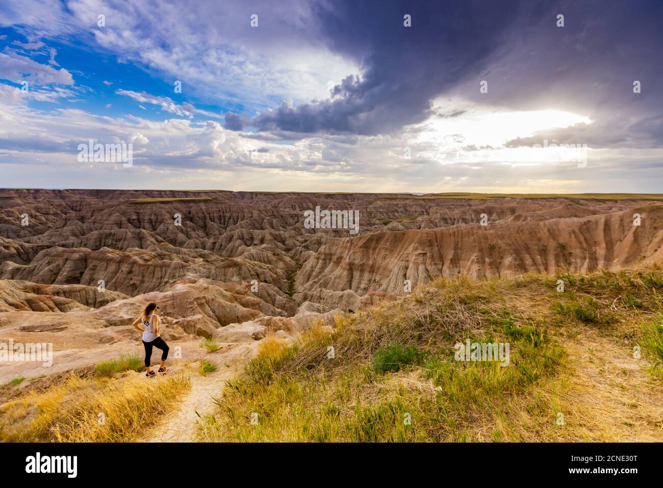 Femme en randonnée à travers les pittoresques Badlands, Dakota du Sud, États-Unis d'Amérique Banque D'Images