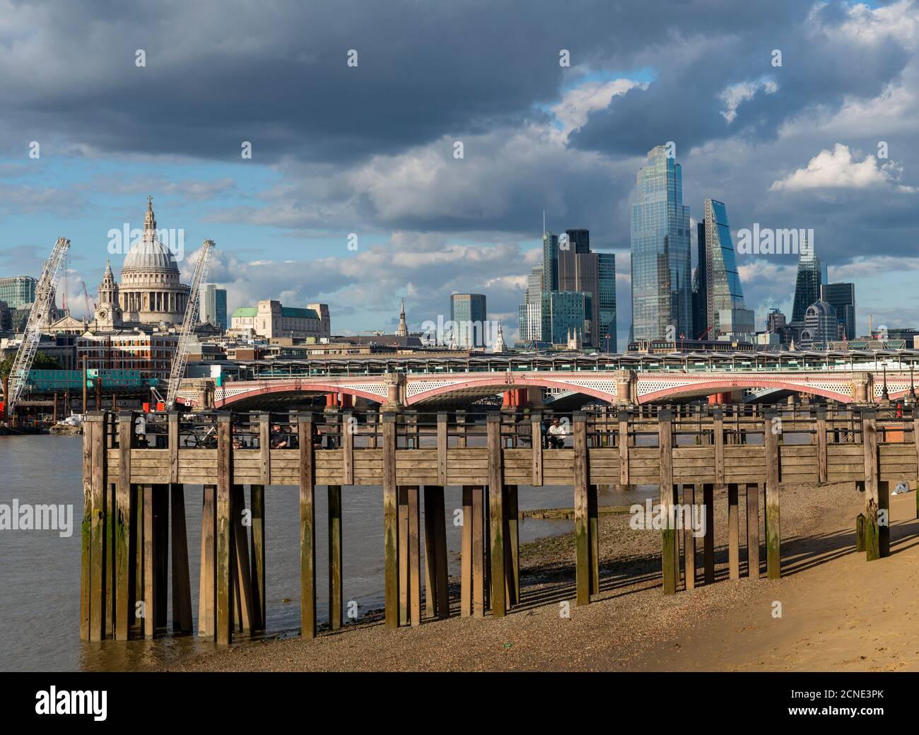 Cathédrale Saint-Paul et la ville de Londres au-dessus de vieux pillages en bois sur la rive sud de la Tamise, Londres, Angleterre, Royaume-Uni, Europe Banque D'Images