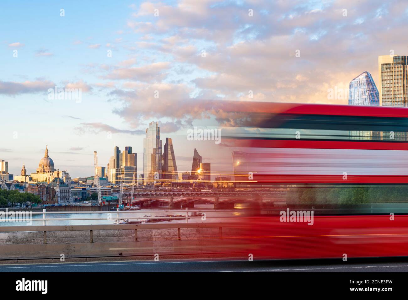 Un bus rouge de Londres passe dans un flou à travers Waterloo Bridge avec la City de Londres et Southbank à distance, Londres, Angleterre, Royaume-Uni, Europe Banque D'Images