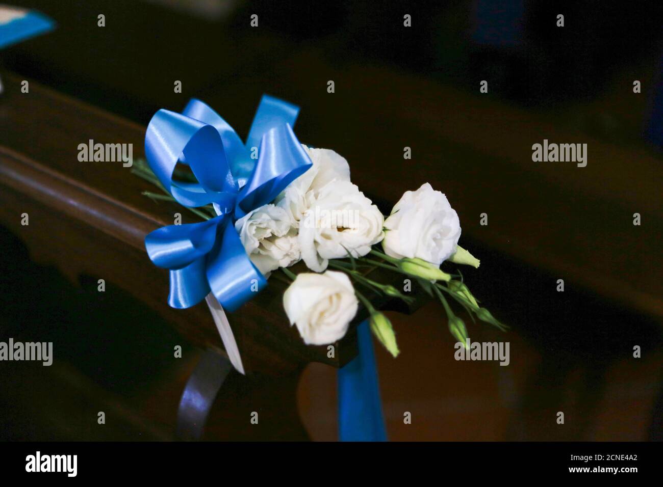 décorations sur les balustrades et meubles de mariage avec bouquet de roses. Photo de haute qualité Banque D'Images