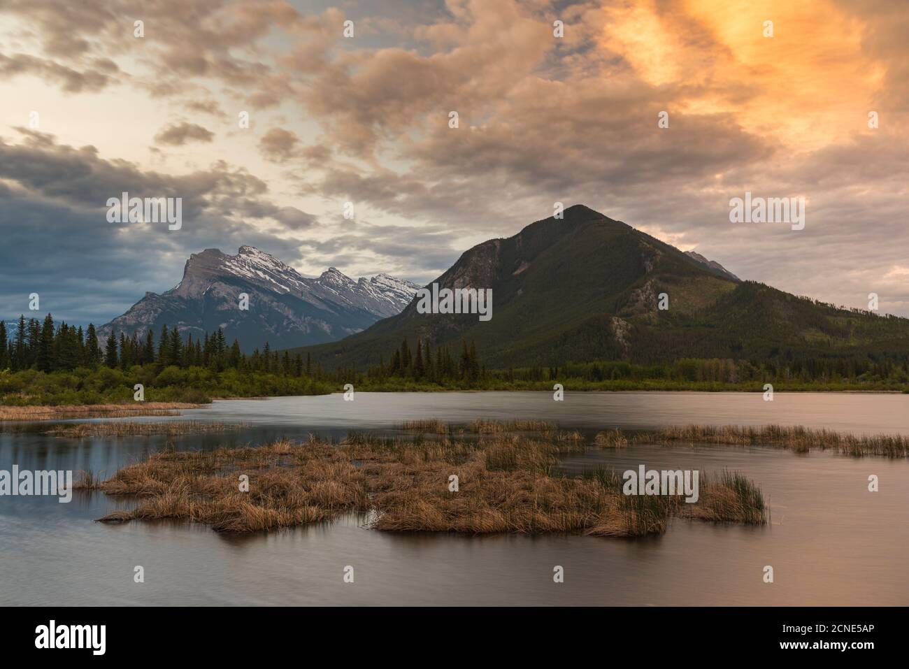 Lever du soleil à Vermillion Lakes avec Mount Rundle, parc national Banff, site du patrimoine mondial de l'UNESCO, Alberta, Rocheuses canadiennes, Canada Banque D'Images